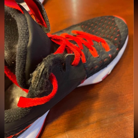 Nike LeBron Witness 5 Red and Black - Picture 3 of 4